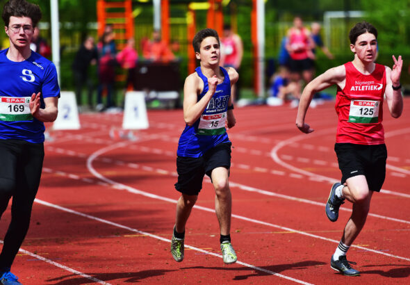 Kevin sprint in Nijmegen tijdens de U20/U18-competitie.