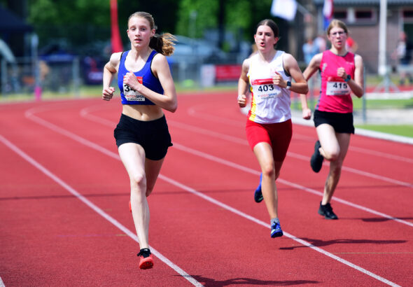 Lieve loopt een snelle 400m (archieffoto van haar debuut één week eerder).