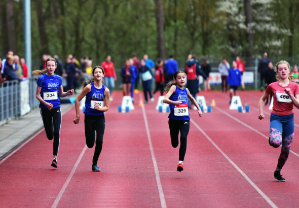 Lise, Roos en Lotte sprinten tijdens de Paaswedstrijd in Helmond.