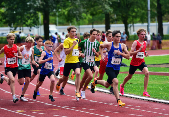 Tim pakt direct de leiding bij de start van zijn 1500m-serie.