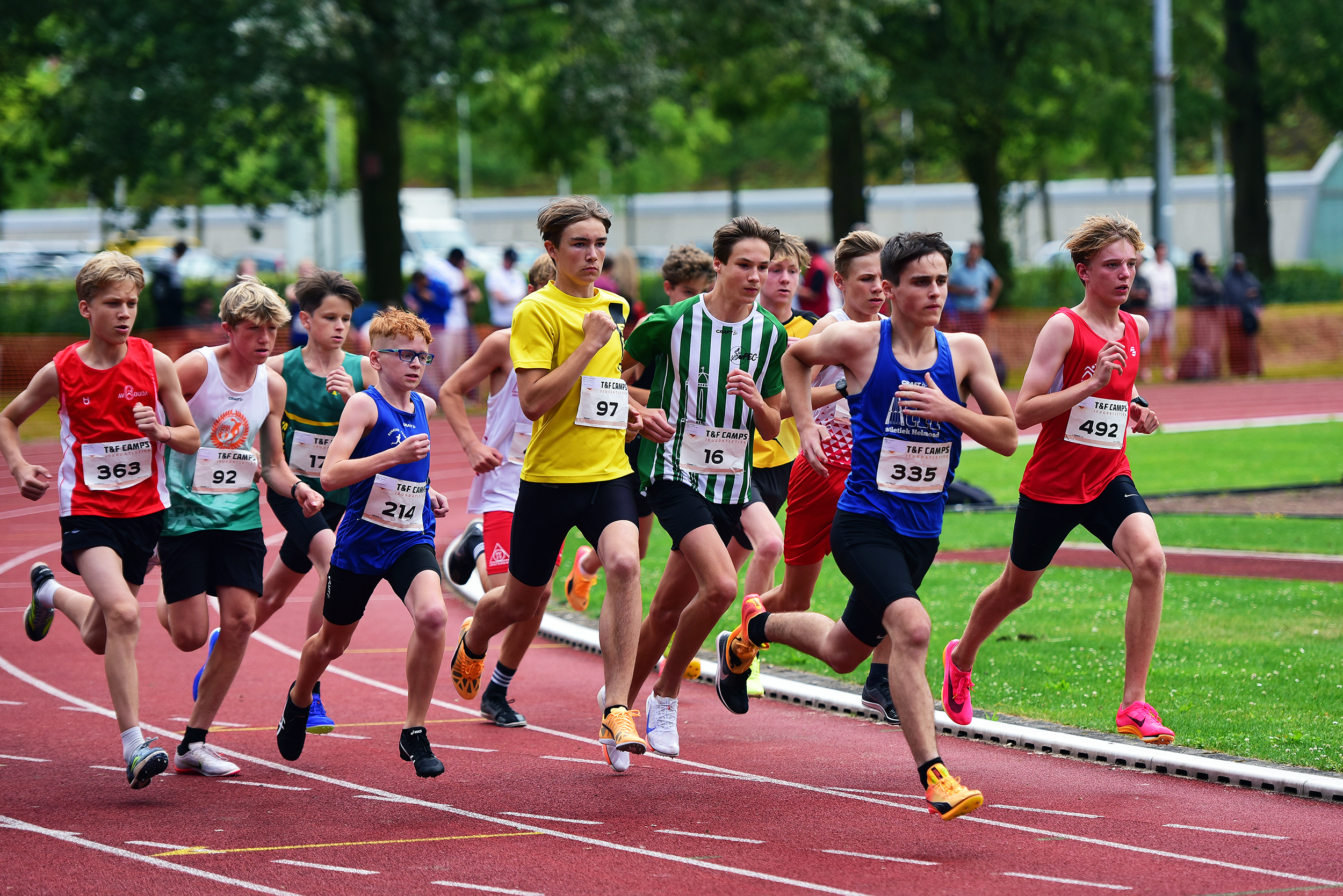 Tim pakt direct de leiding bij de start van zijn 1500m-serie.