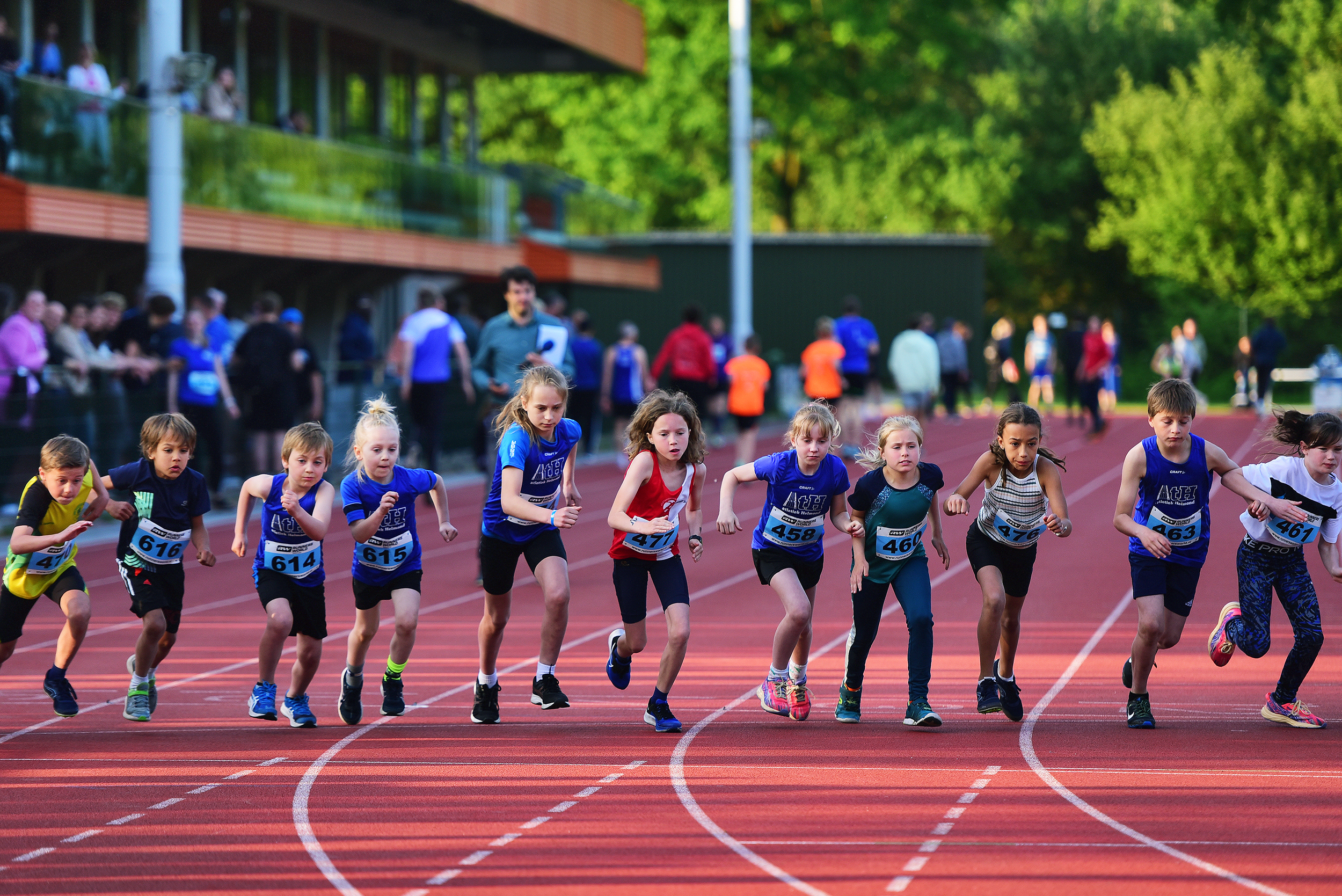 Elias, Kai, Storm, Merel, Lente, Sarah en Dex aan de start van hun 800m in Eindhoven.